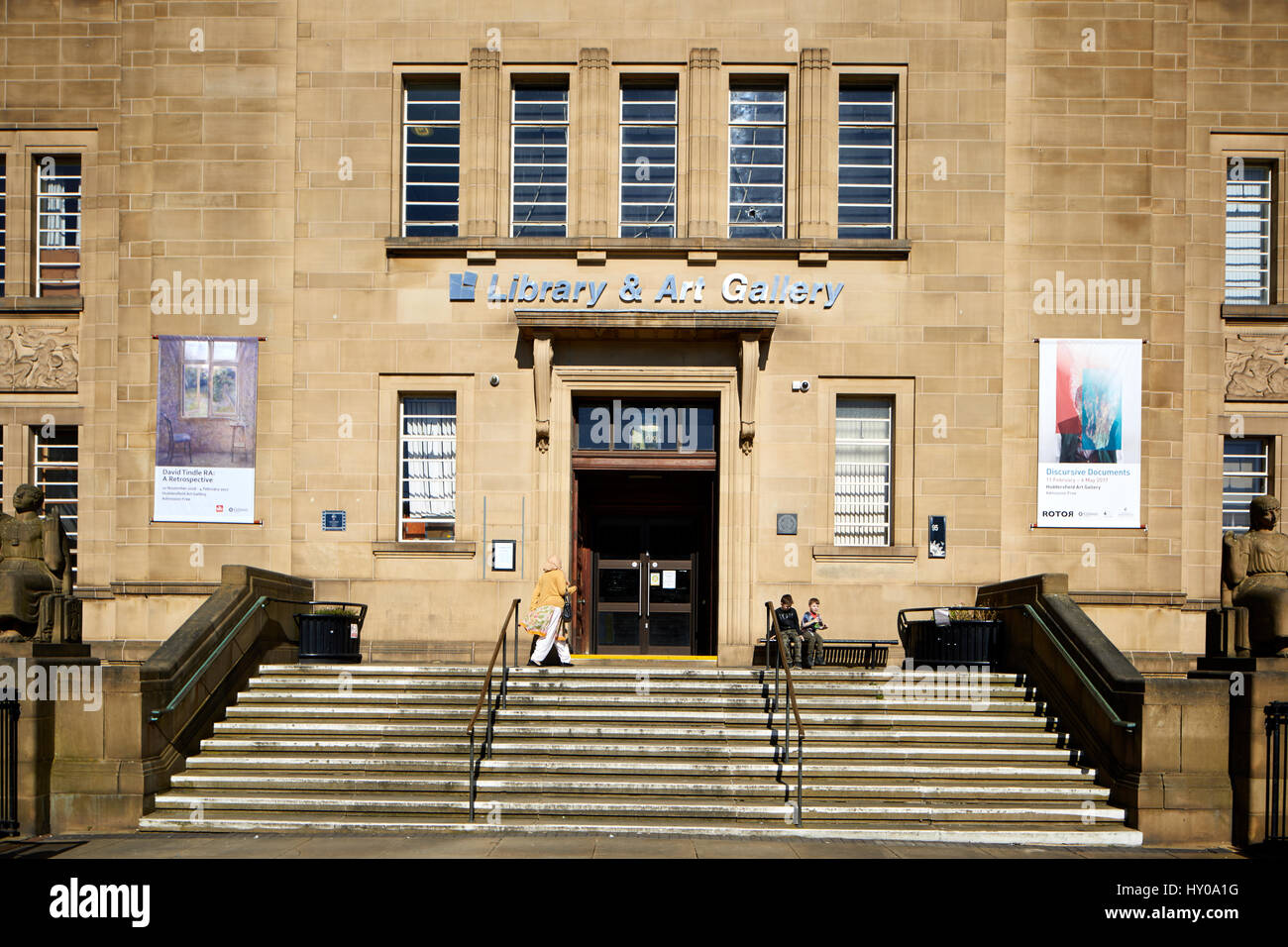 Bibliothek und Kunstgalerie, Huddersfield Stadtzentrum eine große Marktstadt metropolitan Borough Kirklees, West Yorkshire, England. VEREINIGTES KÖNIGREICH. Stockfoto