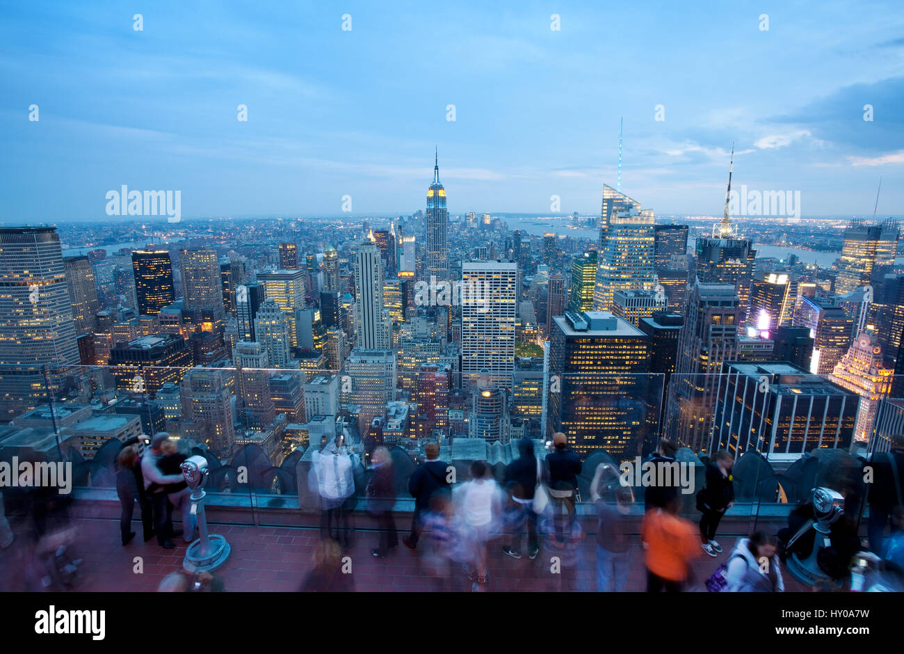 New York City, New York, USA - 6. Mai 2011: Anzeigen nicht identifizierbare Touristen die Empire State Building und New York City Skyline in der Abenddämmerung von der Spitze des Stockfoto
