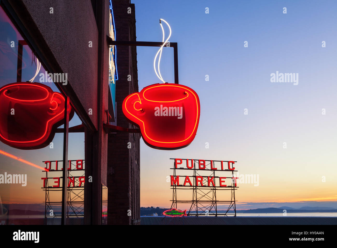 Öffentlichen Markt Zeichen und Kaffeetasse leuchtet kurz nach Sonnenuntergang in Seattles Pike Place Market, Washington, stock Foto. Stockfoto