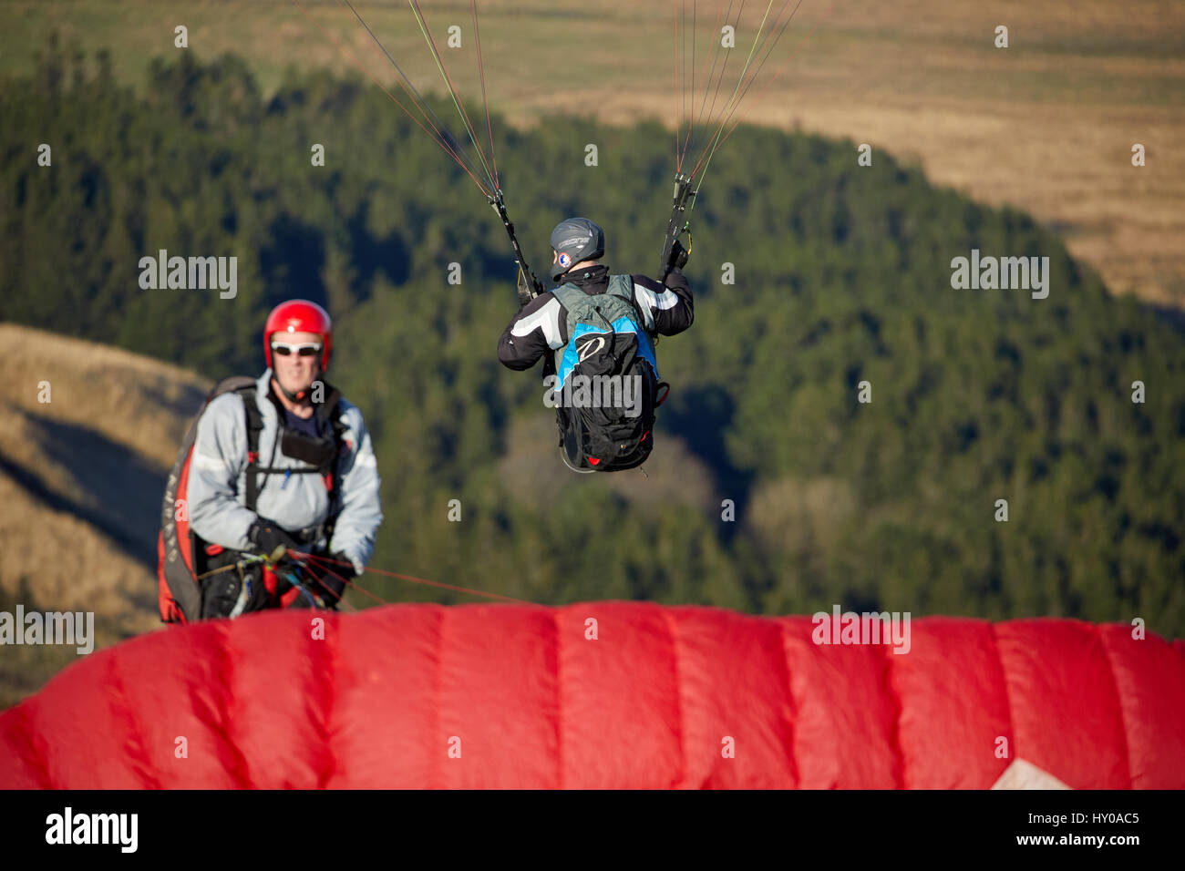 Paragliding in Holmfirth, Holme Valley, Kirklees, West Yorkshire, England. VEREINIGTES KÖNIGREICH. Stockfoto