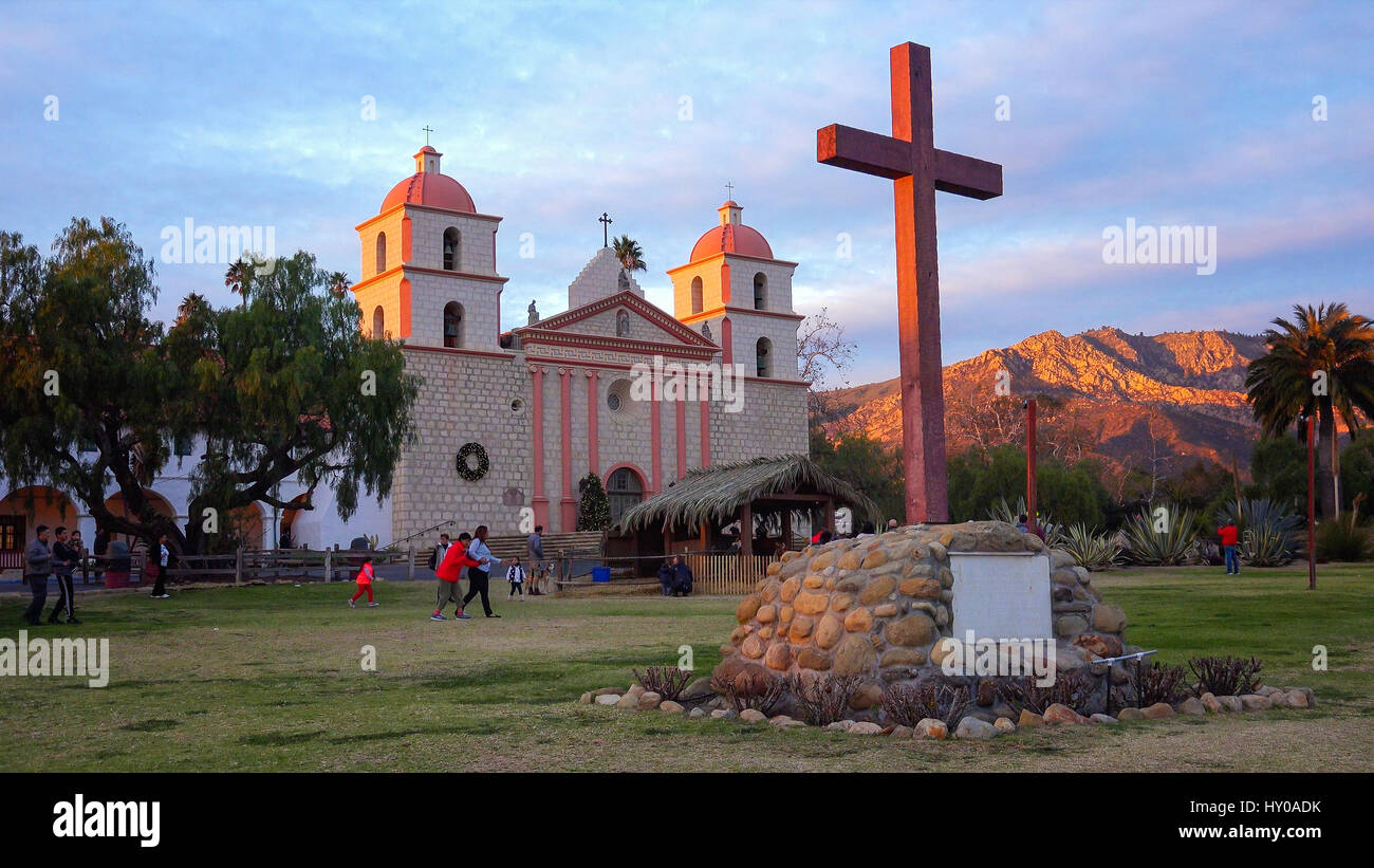 Das letzte Licht der untergehenden Sonne schlagen die Glockentürme der alten Mission Santa Barbara in Santa Barbara, Kalifornien Stockfoto