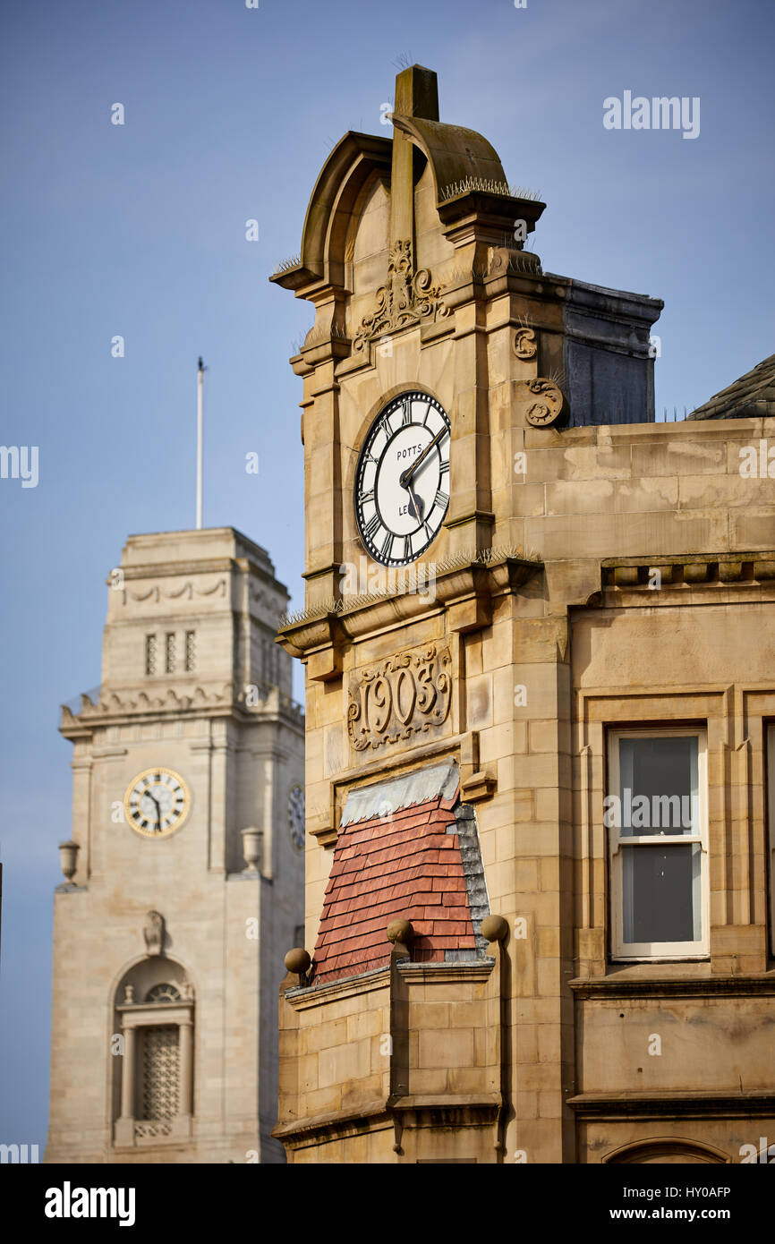 Uhren auf historisches Gebäude Markt Hill, Barnsley Stadtzentrum, South Yorkshire, England. VEREINIGTES KÖNIGREICH. Stockfoto