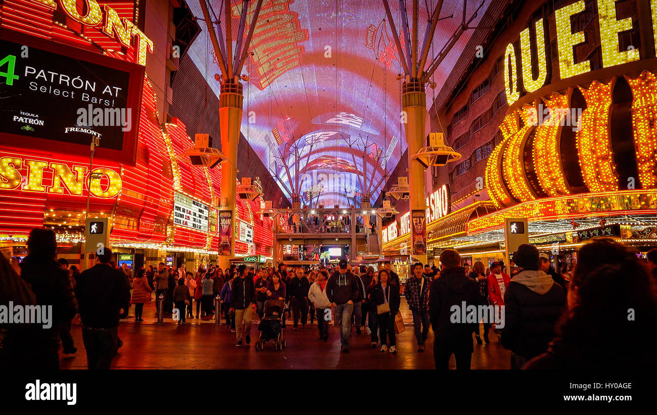Touristen überqueren Sie die Straße an der Freemont Street auf dem Las Vegas Strip bei Nacht Stockfoto