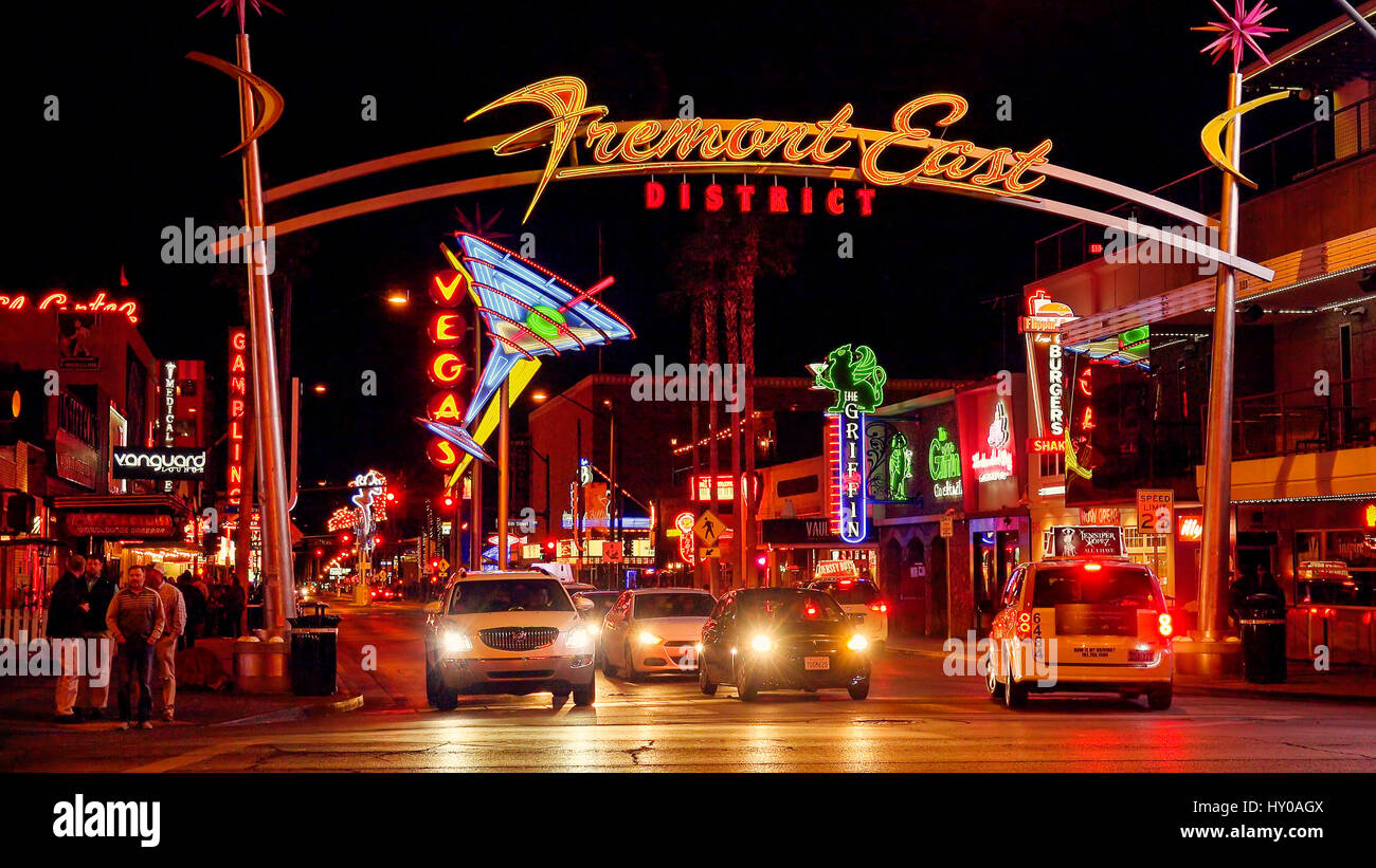 Neonlichter und Verkehr an der Freemont Street auf dem Las Vegas Strip bei Nacht Stockfoto