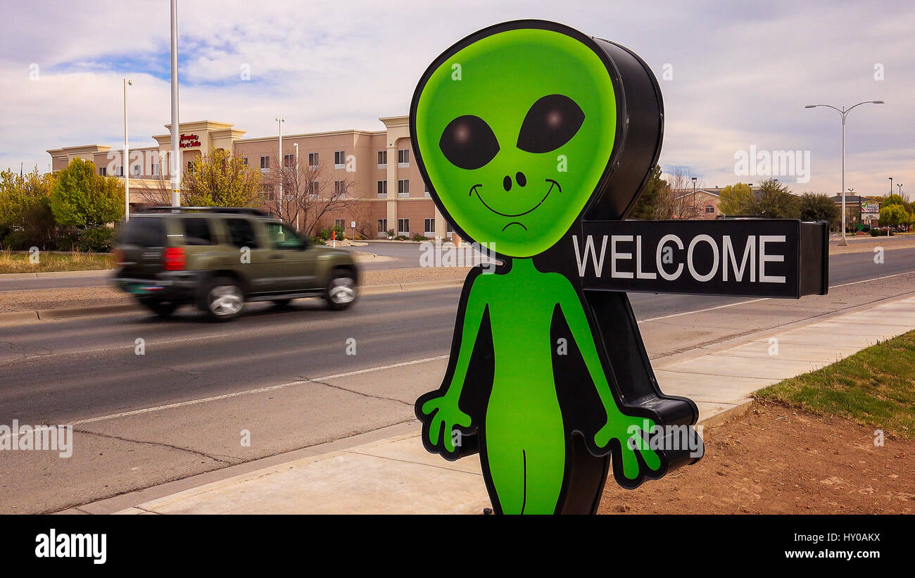 Kleinen grünen alien und Willkommen Schild empfängt die Besucher in ein Geschäft in Roswell, New Mexico Stockfoto