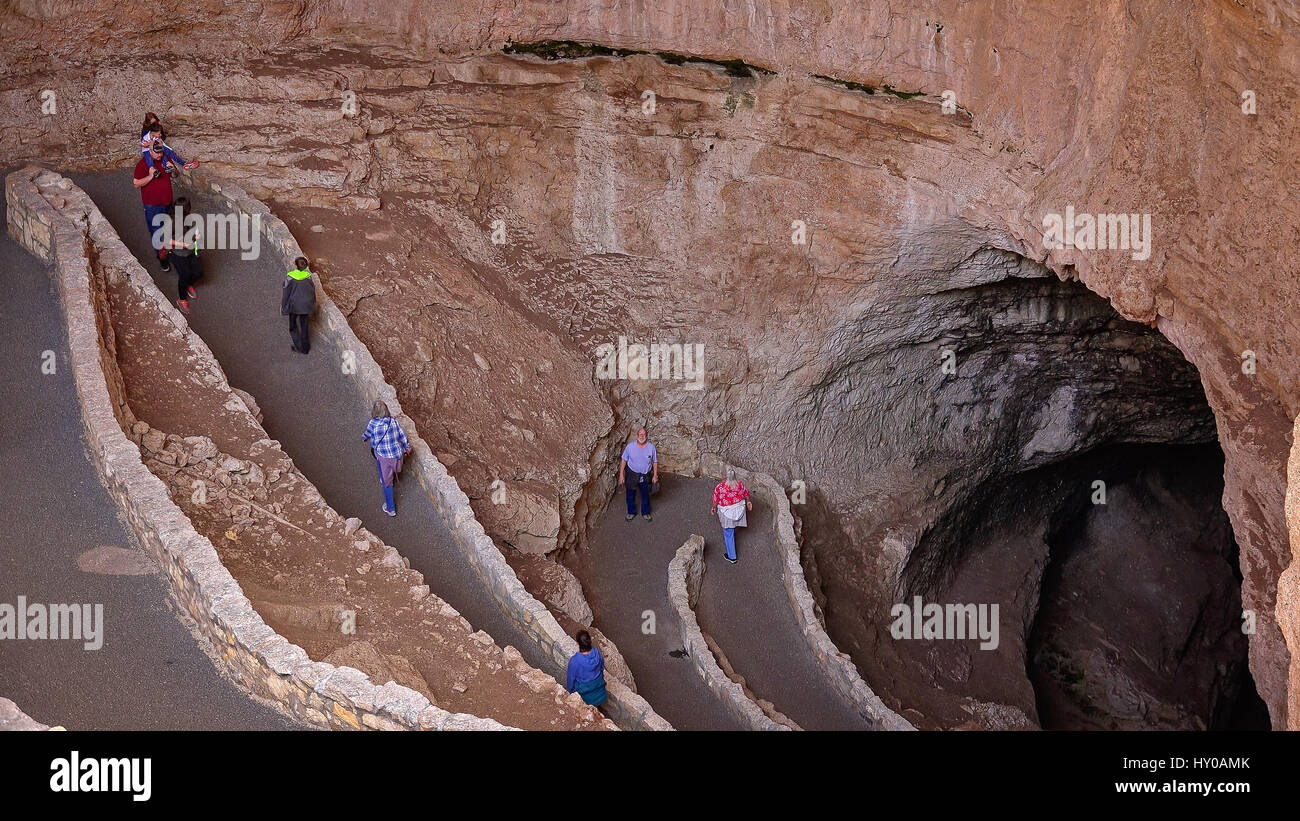 Touristen Wanderung auf dem natürlichen Eingang Trail in Carlsbad Caverns National Park in New Mexico Stockfoto