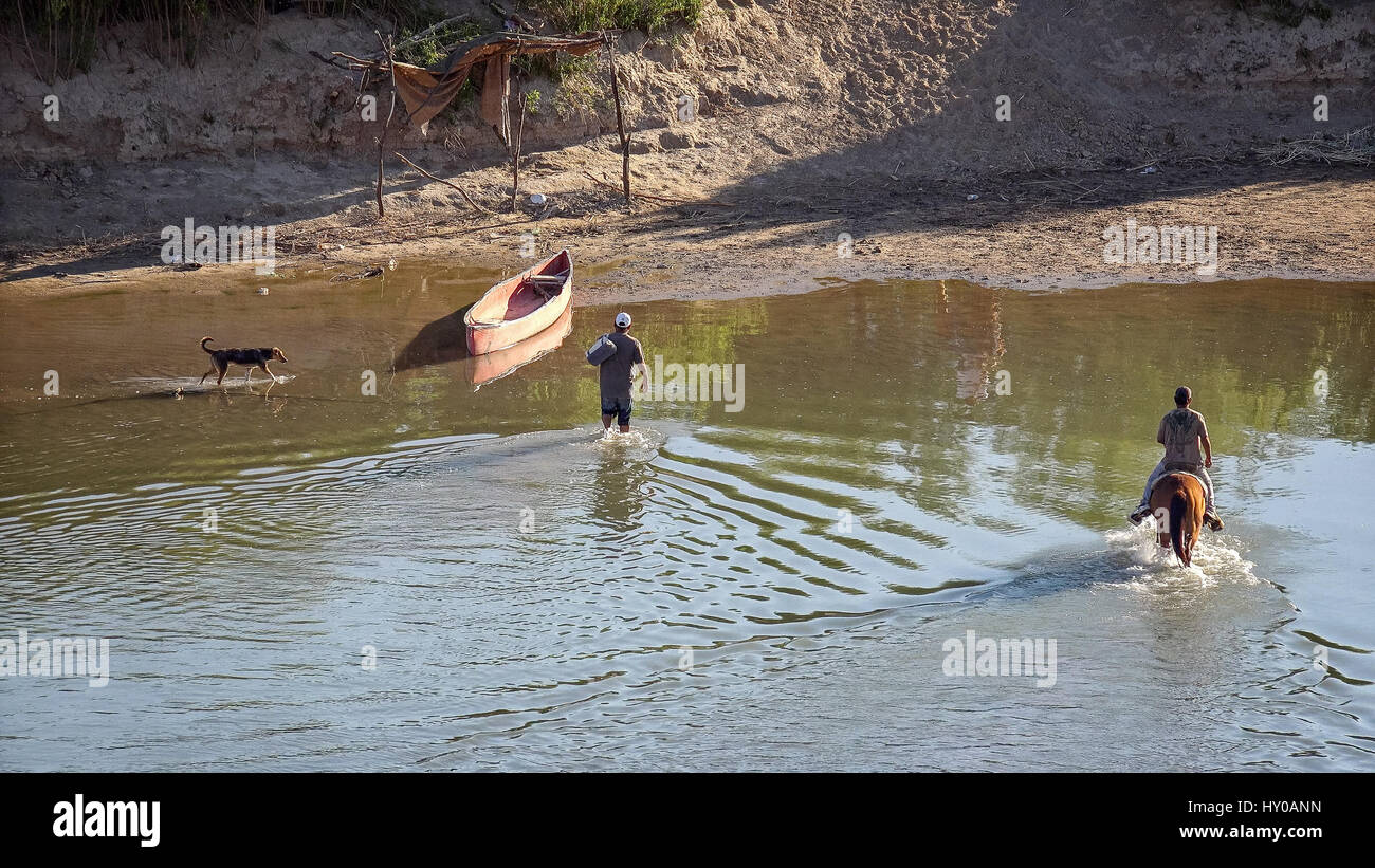 Mexikanische Staatsangehörige überqueren den Rio Grande Fluss zurück nach Mexiko nach seiner Ankunft illegal in den Vereinigten Staaten, Andenken an amerikanische Touristen zu verkaufen Stockfoto