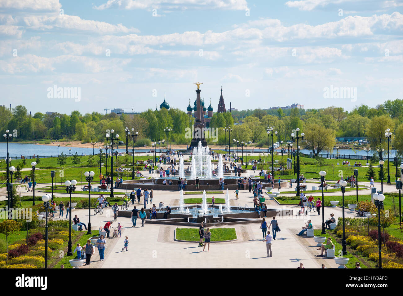 Jaroslawl, Russland - 8. Mai 2016: Blick auf die Allee von Brunnen und dem Denkmal zu Ehren des 1000-jährigen Jubiläums des Jaroslawler auf der Strelka von der Stockfoto