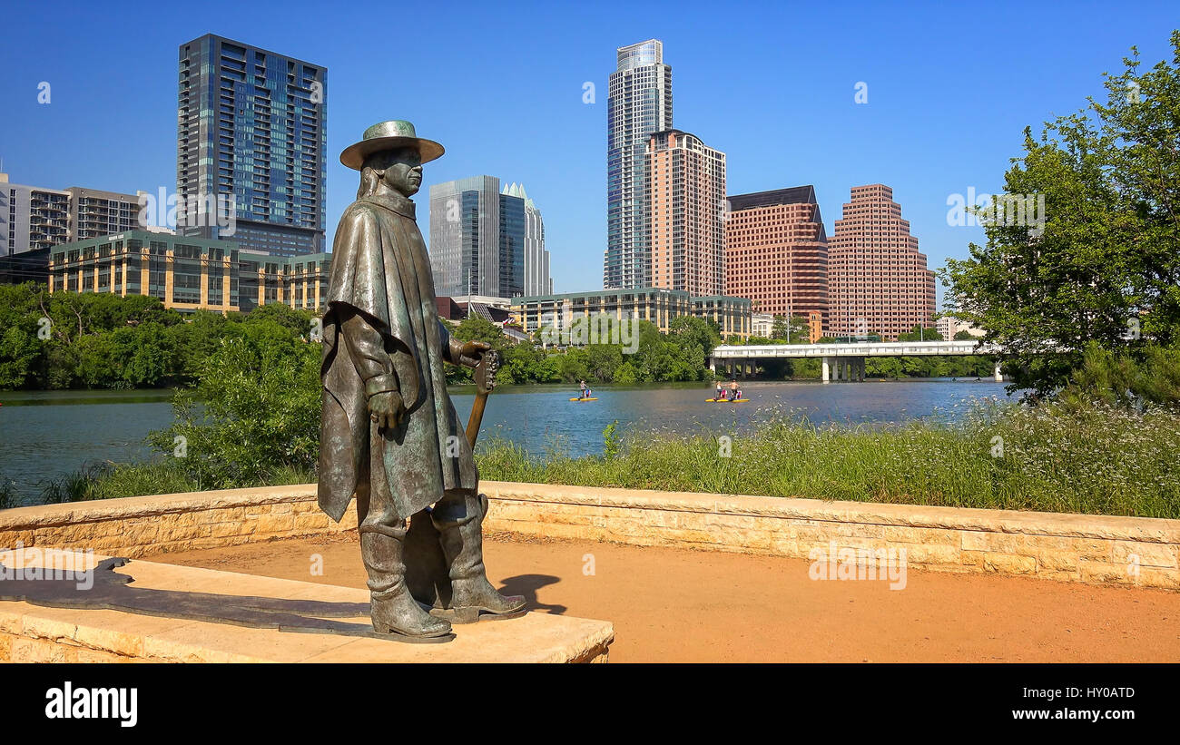 Stevie Ray Vaughan Statue über dem Colorado River von der Innenstadt von Austin, Texas Stockfoto