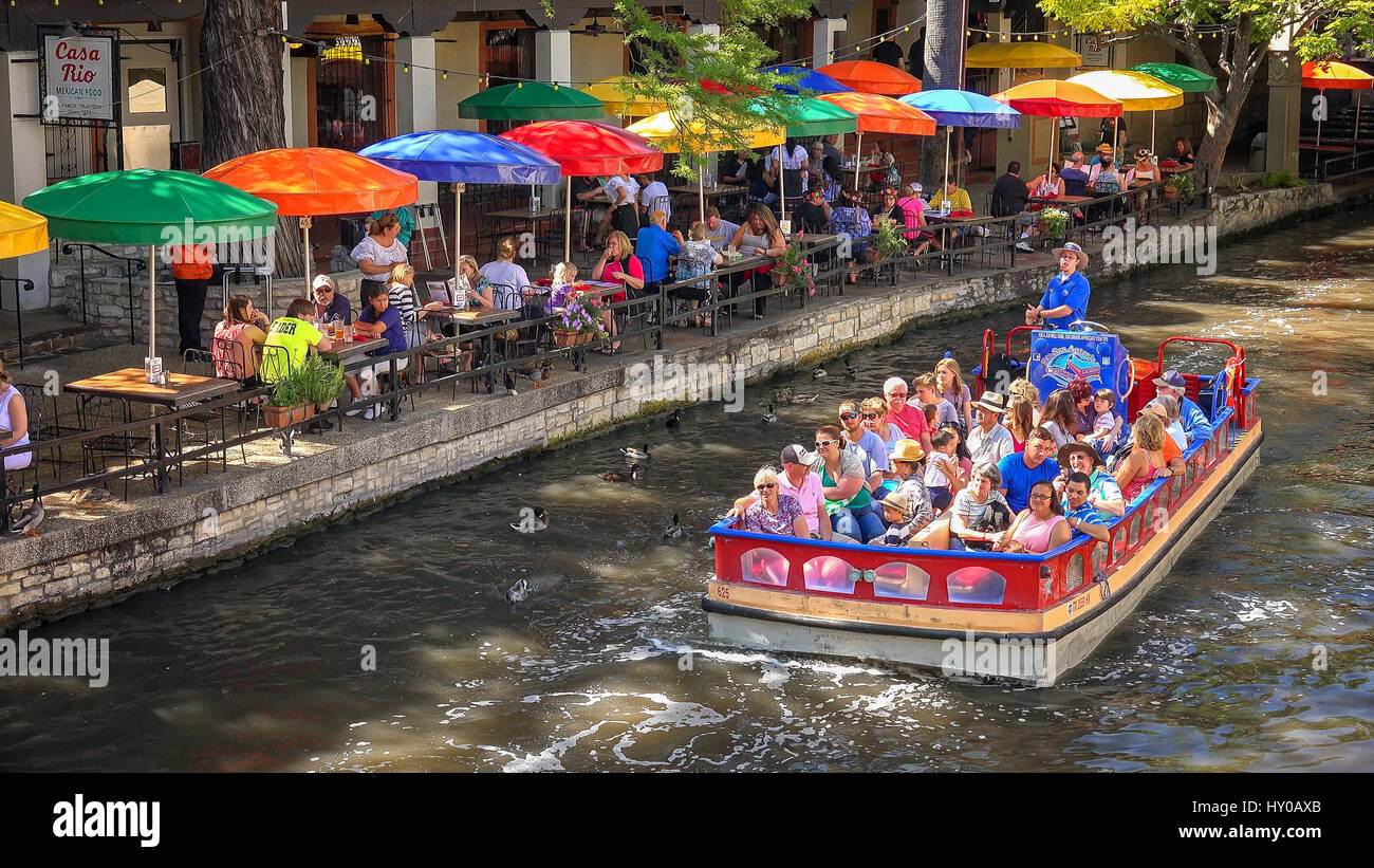Tour Bootsfahrten voller Touristen auf dem San Antonio River an der River Walk in San Antonio, Texas Stockfoto