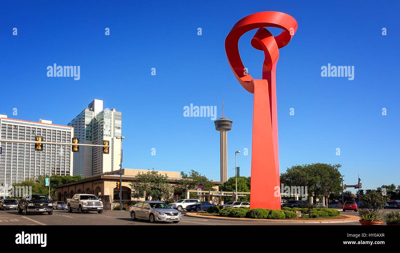 Fackel der Freundschaft-Skulptur auf den Straßen der Innenstadt von San Antonio, Texas mit dem Tower of the Americas im Hintergrund Stockfoto