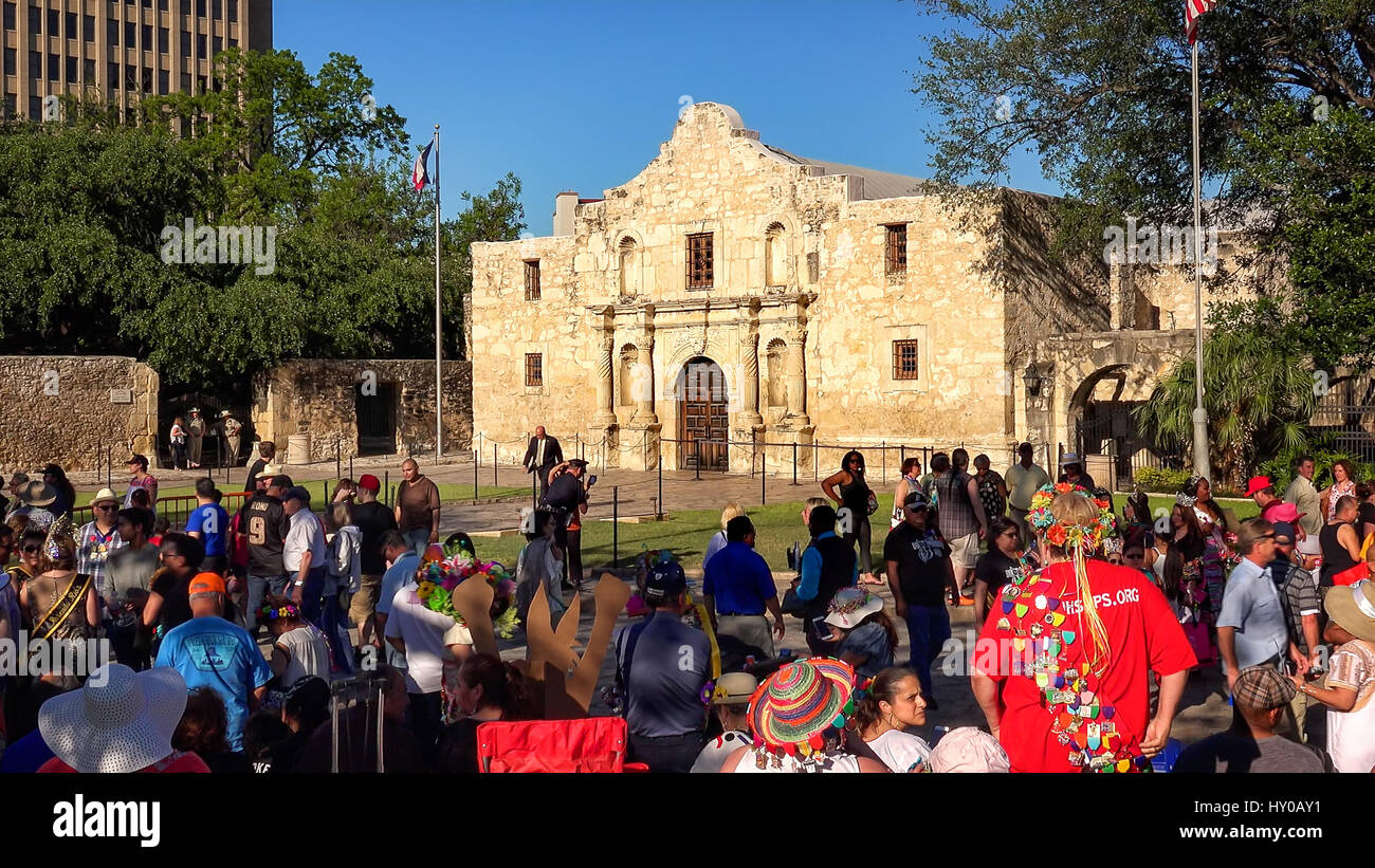 Sammelt die Menschenmenge für Fiesta San Antonio-Jahresfeier, wenn vor The Alamo in San Antonio, Texas Stockfoto