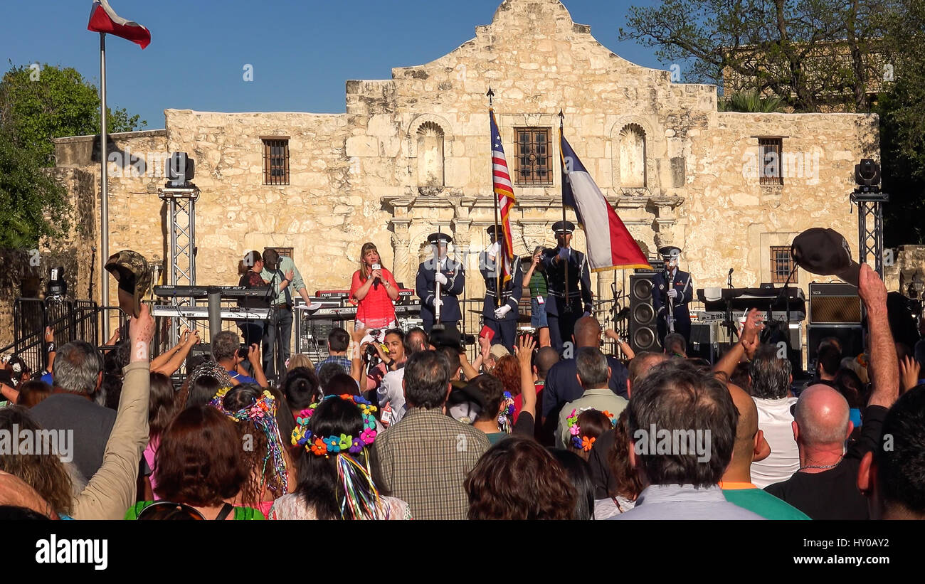 Sammelt die Menschenmenge für Fiesta San Antonio-Jahresfeier, wenn vor The Alamo in San Antonio, Texas Stockfoto
