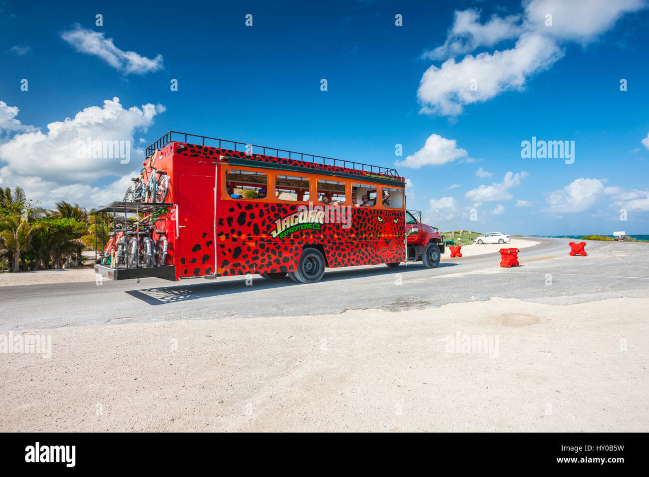 Cozumel Touristenbus, Jaguar LKW & Strand Abenteuer Stockfoto