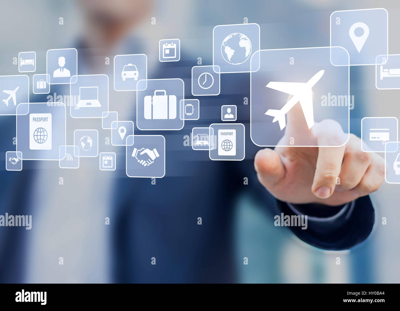 Business-Reise-Konzept mit einem Geschäftsmann berühren einer Taste auf einem Bildschirm mit Symbolen über Planung, Transport, Hotel, Flug und Reisepass Reisen Stockfoto