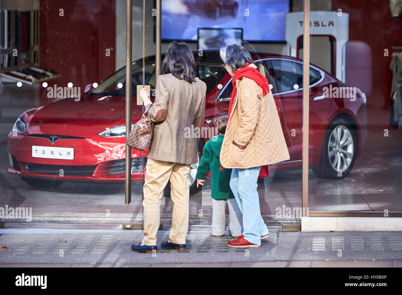 Tesla Showroom auf der Oxford Street in London Stockfoto