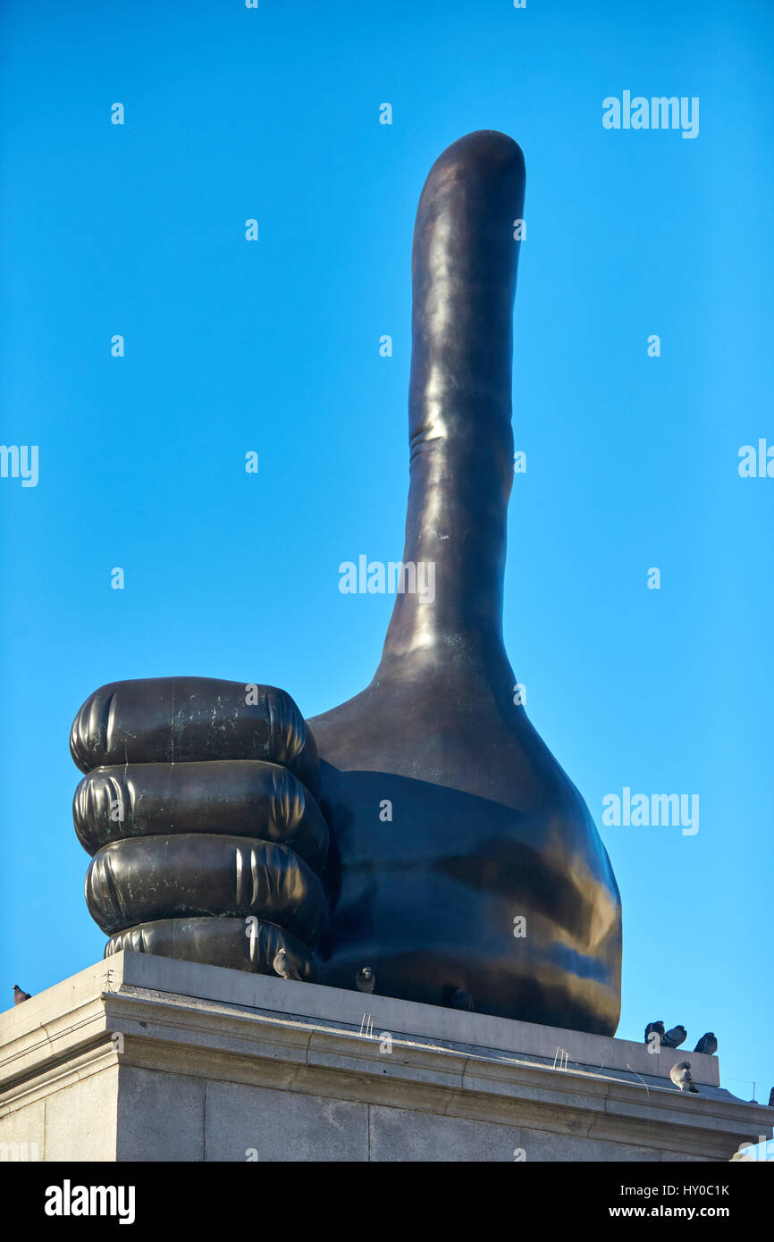 Daumen hoch-Skulptur von David Shrigley auf dem vierten Sockel auf dem Trafalgar Square Stockfoto