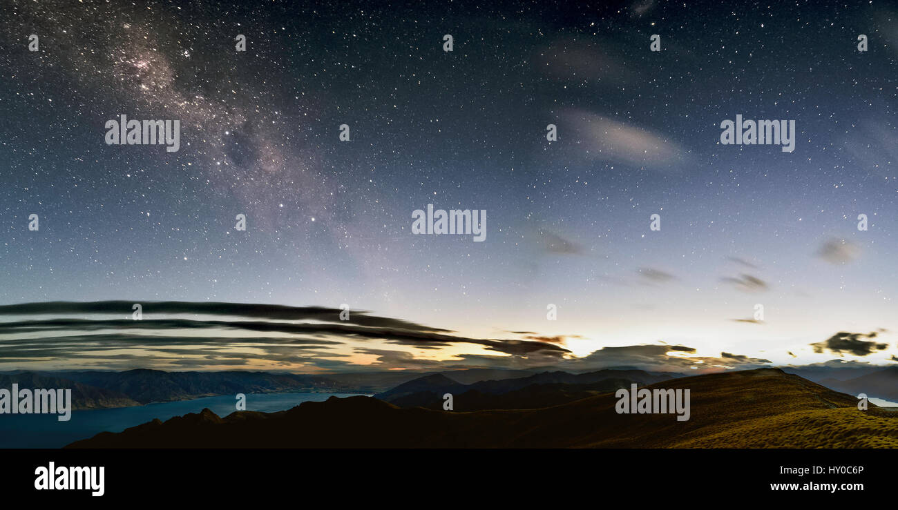 Milchstraße steigt als die Sonnenuntergänge über Lake Hawea & Wanaka, New Zealand Stockfoto