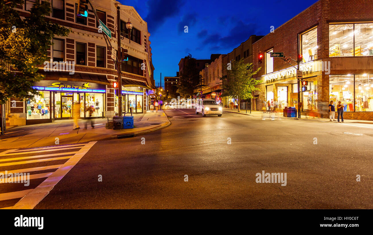 Fußgänger und den Verkehr auf einer belebten Straße in der Innenstadt von Asheville, North Carolina Stockfoto