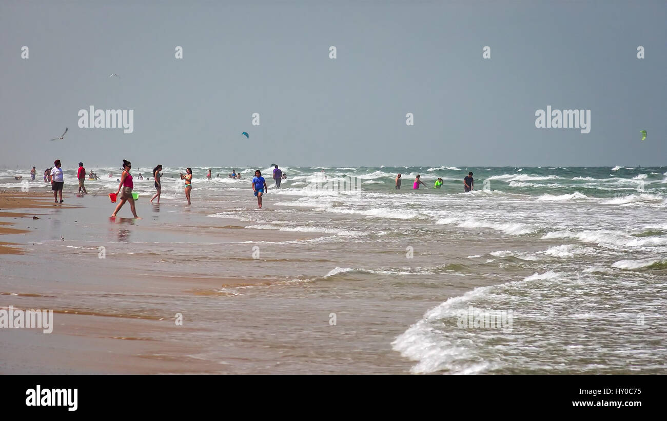 Strandbesucher genießen die Wellen im Golf von Mexiko Meer und Strand in South Padre Island, Texas Stockfoto