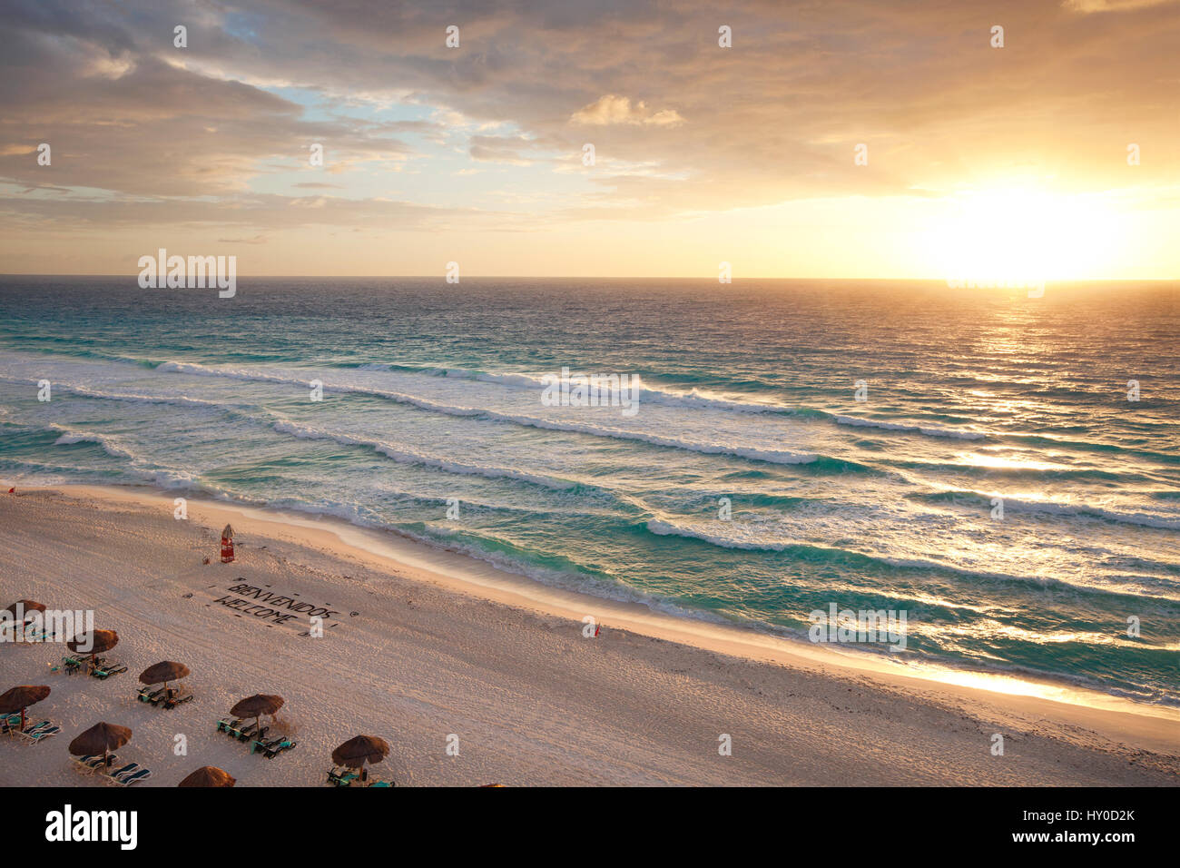 Sonnenaufgang am Strand in Cancún, Mexiko Stockfoto
