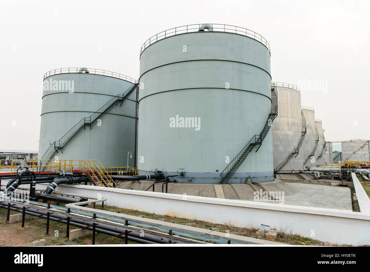 Crude Oil tanks, Pune, Maharashtra, Indien, Asien Stockfoto