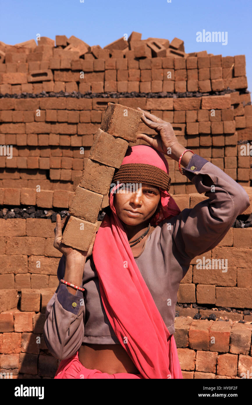 Frau, die Ziegel, Barwani, Madhya Pradesh, Indien, Asien Stockfoto