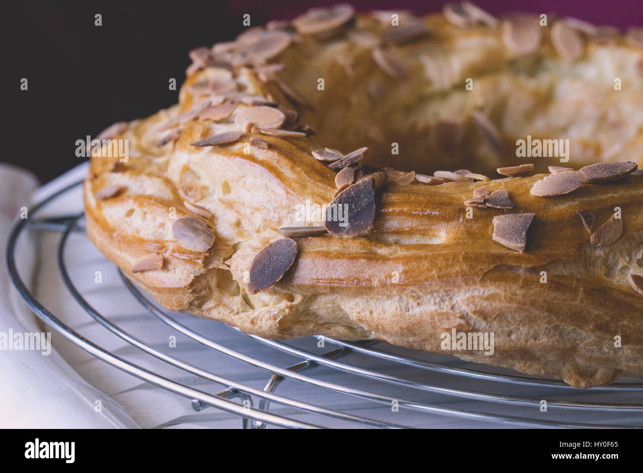 Frisch gebackene leckere Windbeutel mit Schokolade und gerösteten Mandeln auf einem Teller abkühlen bedeckt. Beliebtes Französisches Dessert. Stockfoto