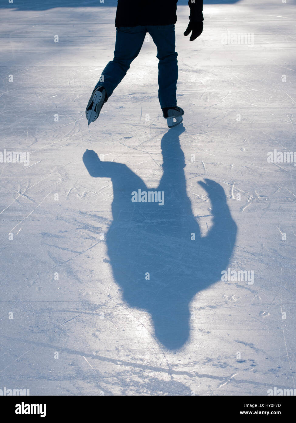 Silhouette und Schatten der Eiskunstläufer auf Eis im Gegenlicht Stockfoto