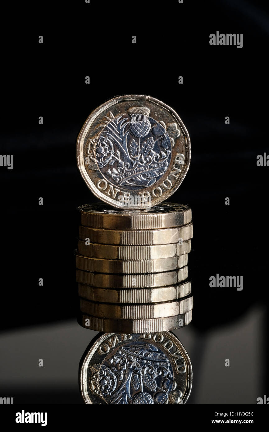 2017 neue Pfund-Münzen vor schwarzem Hintergrund Stockfoto
