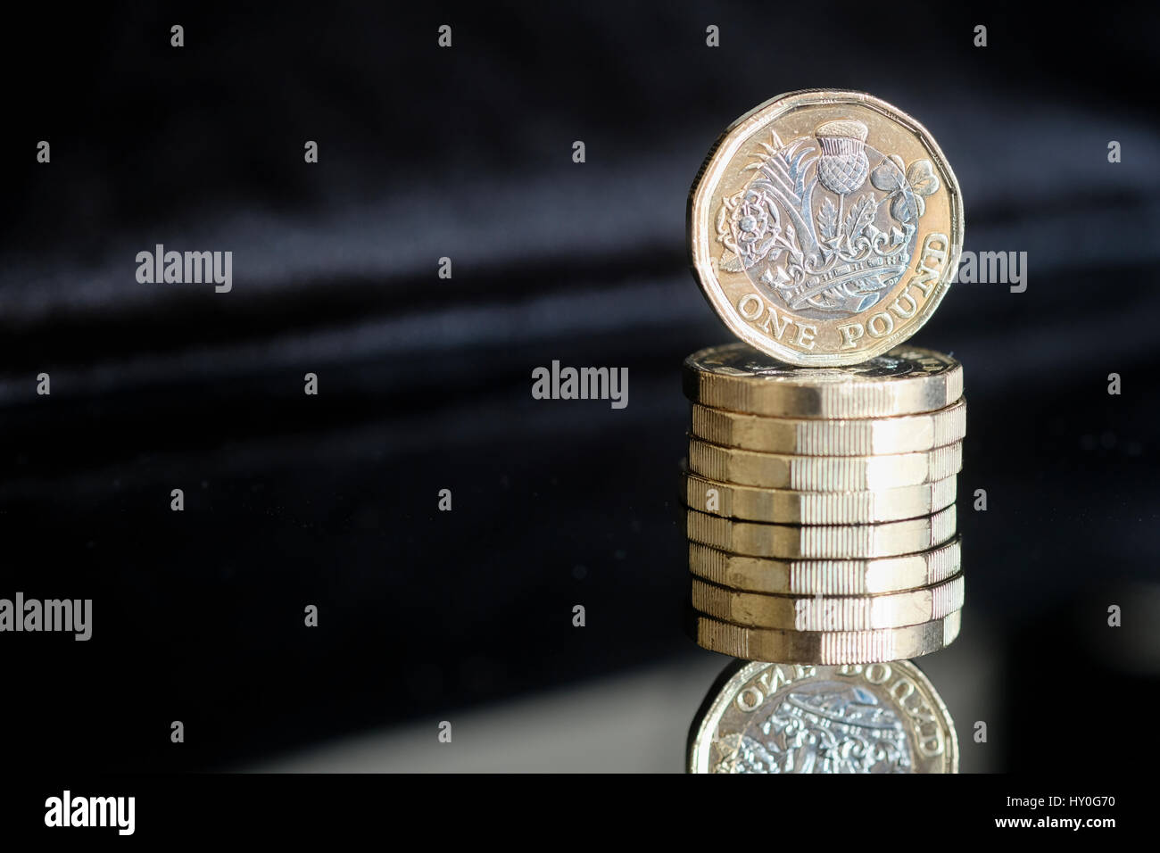 2017 neue Pfund-Münzen vor schwarzem Hintergrund Stockfoto