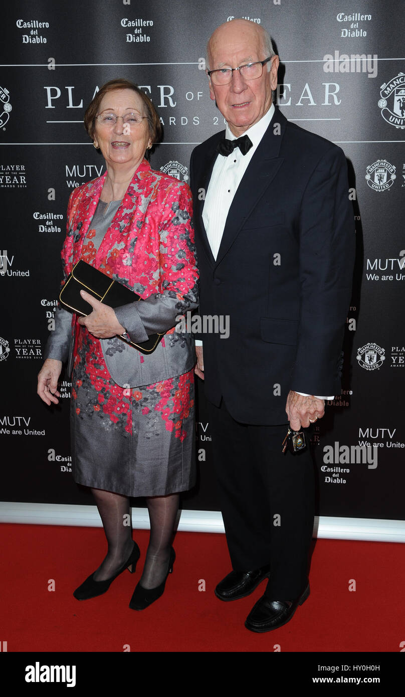Sir Bobby Charlton und Dame kommen bei Manchester United, Old Trafford, für Manchester United Spieler des Jahres ausgezeichnet Stockfoto