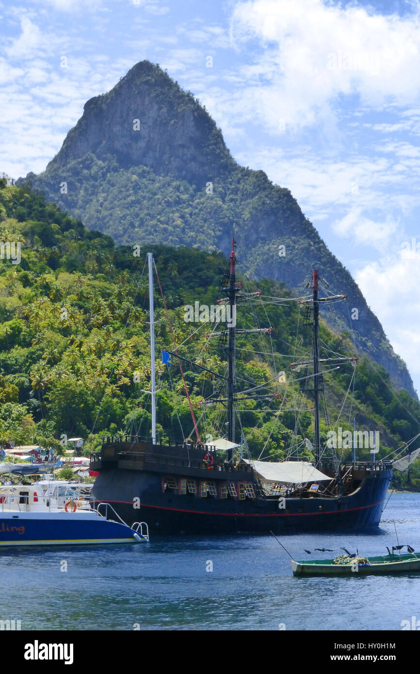 Petit Piton gesehen im Hafen von Soufrière, der ursprünglichen Hauptstadt von St. Lucia Stockfoto