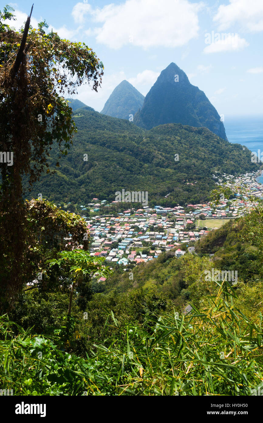 Die alte französische Hauptstadt von St. Lucia, Soufriere, Gros Piton und Petit Piton (2 vulkanische Stecker) im Hintergrund Stockfoto