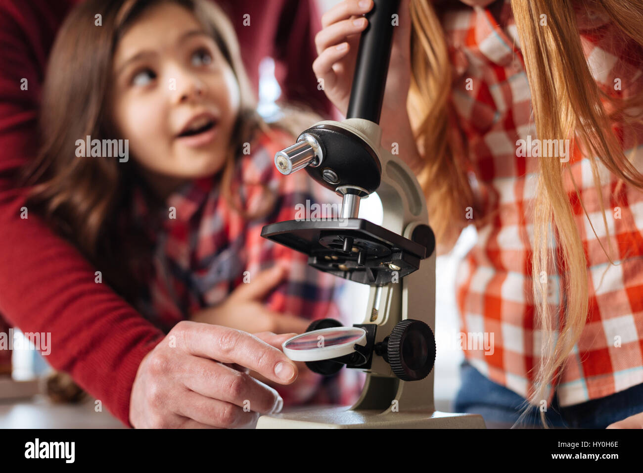 Aufmerksame Biologielehrer Anpassung ein Mikroskop-Glas Stockfoto