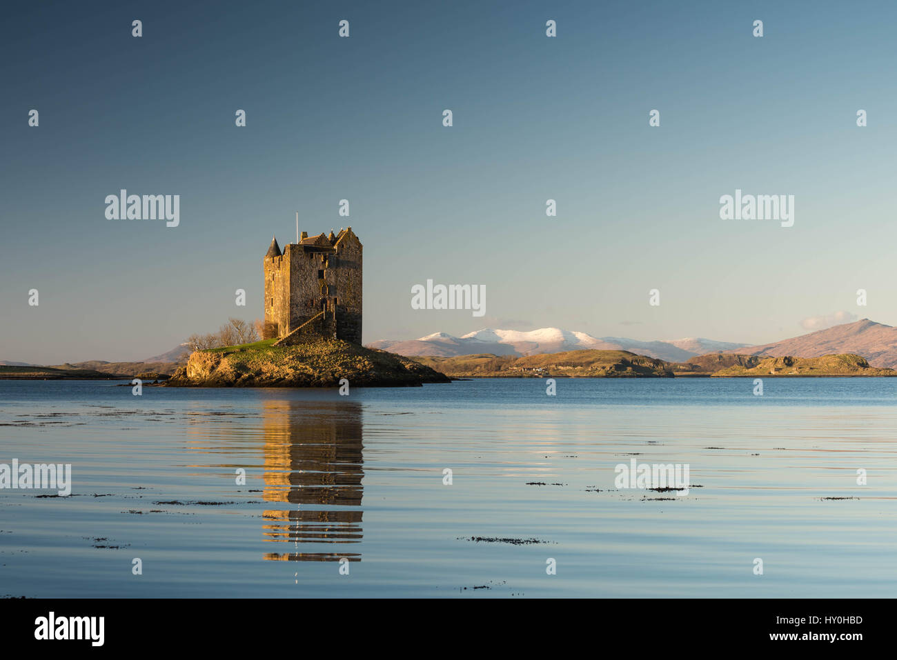 Castle Stalker an einem schönen Wintertag ist morgen Stockfoto