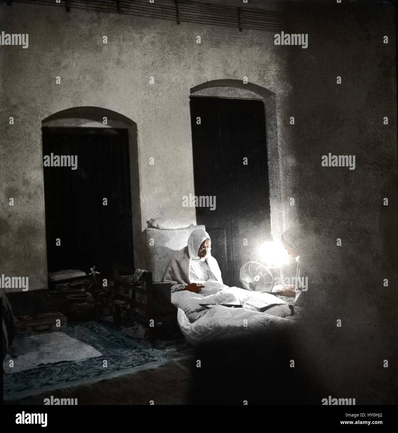 Mahatma Gandhi lesen schreiben, Khadi, Pratishthan, Kalkutta, Westbengalen, Indien, Asien, 1946 Stockfoto