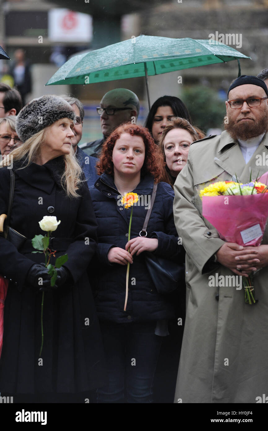 Eine Woche nach der Westminster-Terror greifen die Menschen von Sheffield, South Yorkshire, Gedenken der Opfer. Stockfoto