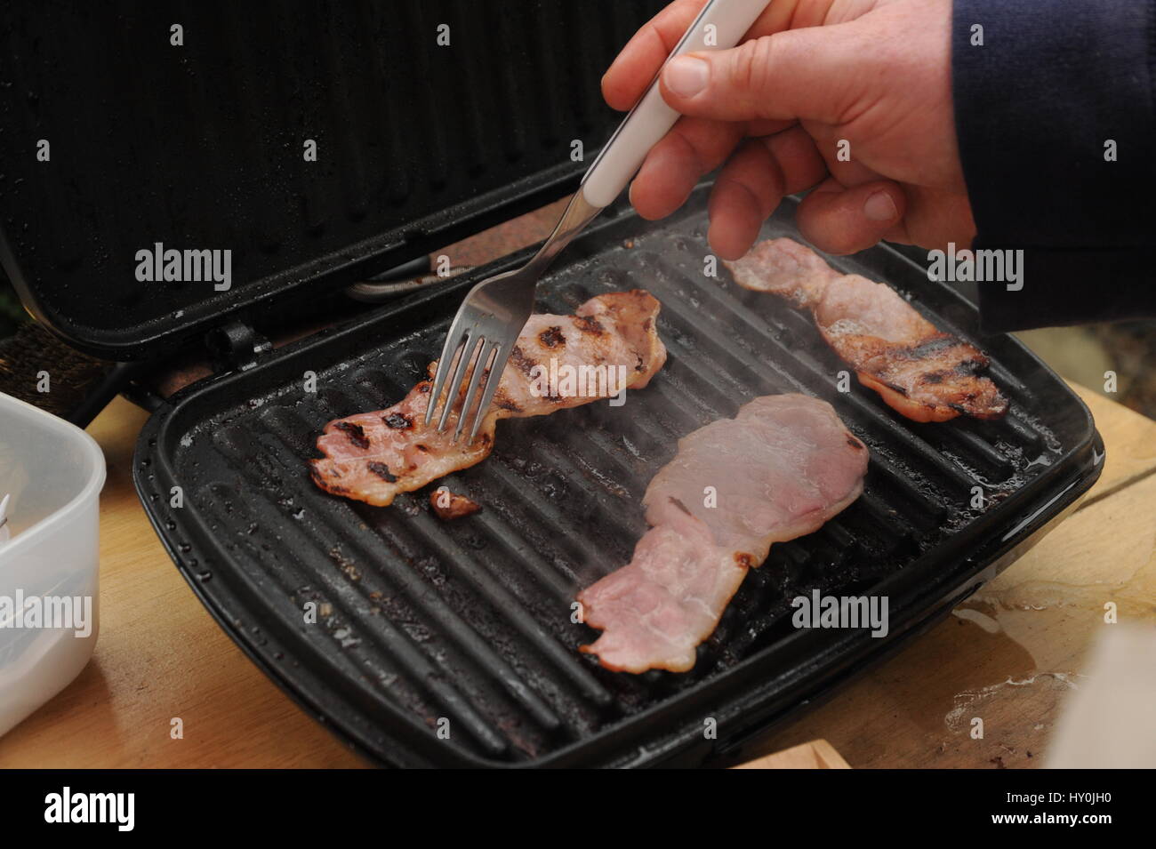 Kochen Speck auf grill Stockfoto