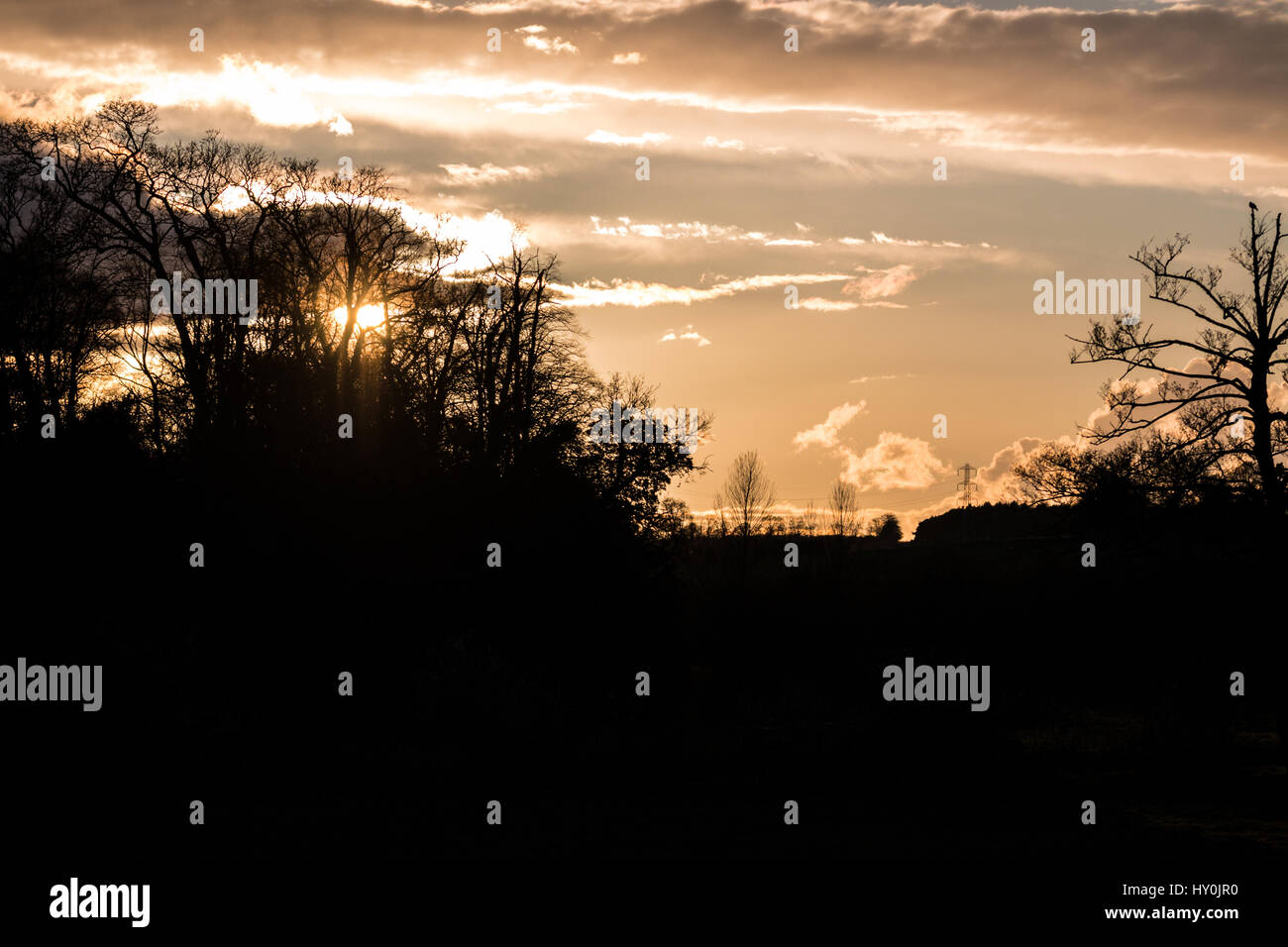 Den Sonnenuntergang über der Staffordshire-Landschaft, in der Nähe von Great Haywood und Trent und Mersey Kanal Stockfoto