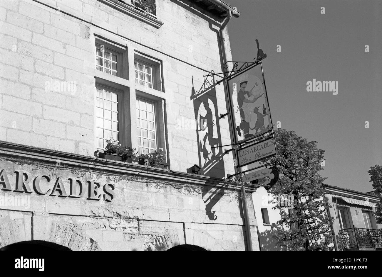 Renaissance-Stil Fenster in Aigues-Mortes-es ist ein schönes Beispiel für Fenètre Croisèe, geboren in der Zeit der Gotik aber weit verbreitet in gekreuzten Fensterstil Stockfoto