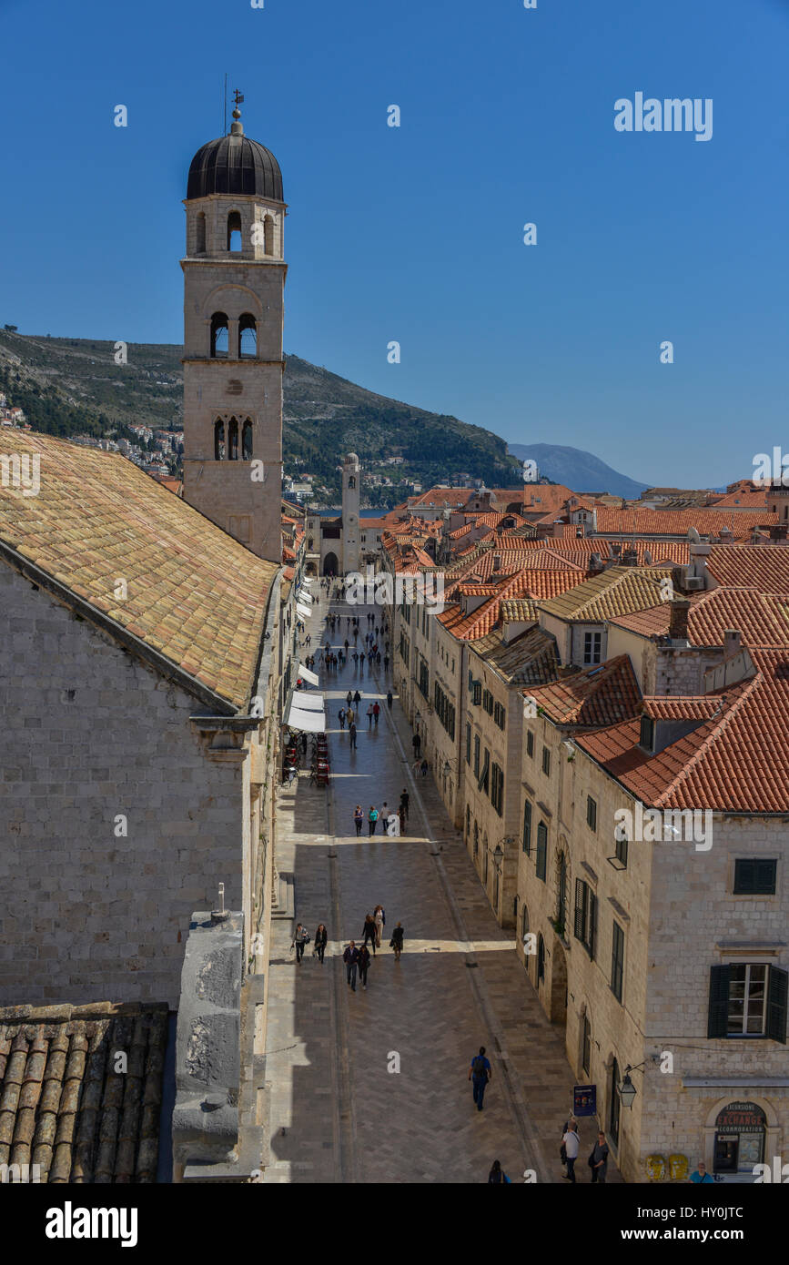 Portrait Blick auf den Stradun, oder die Hauptallee, in der mittelalterlichen ummauerten Stadt Dubrovnik, an der Küste Kroatiens Dalmatiens. Stockfoto