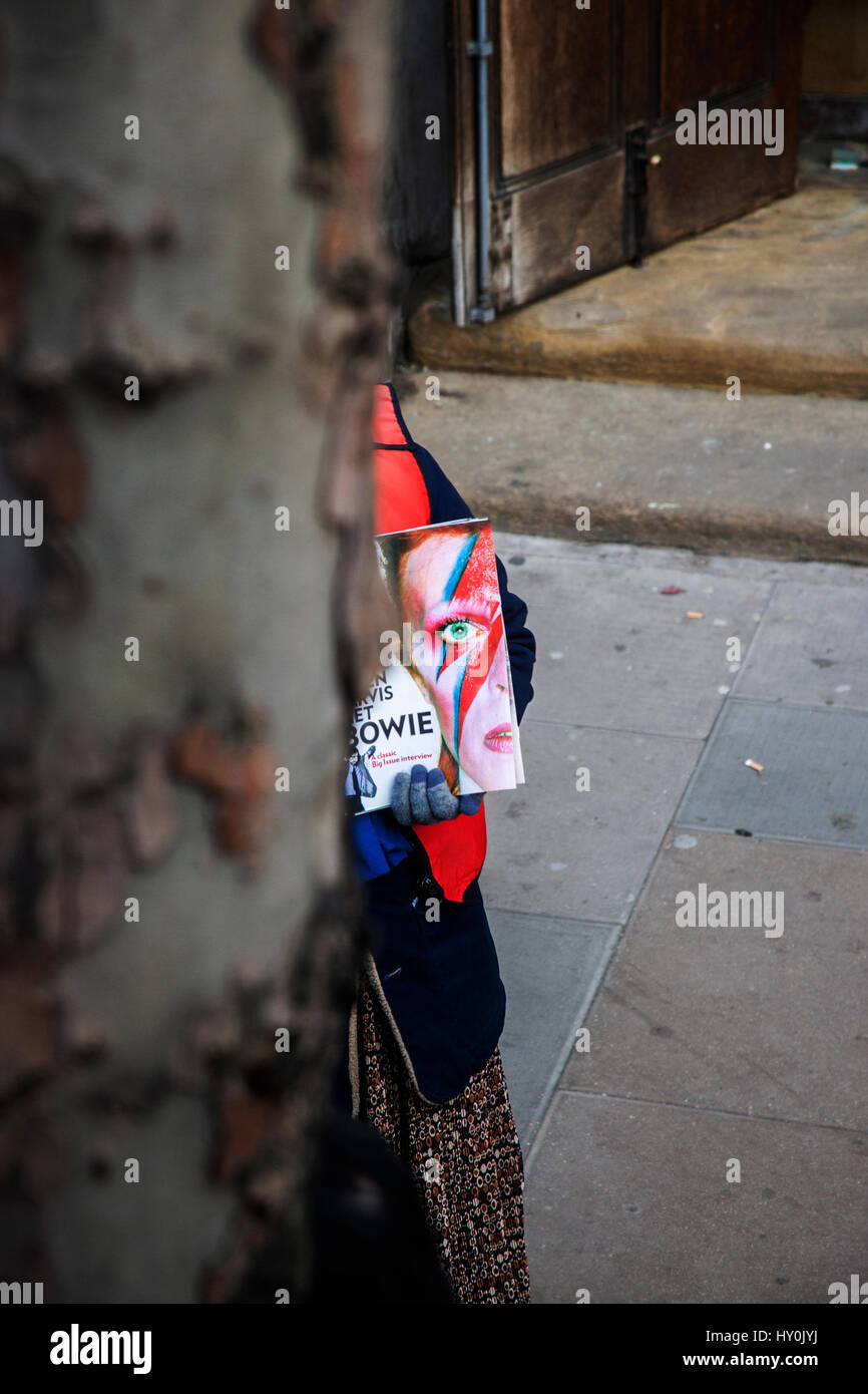 Foto von David Bowie als Ziggy Stardust, Cover der Big Issue, Blick aus dem Baumstamm, Stockfoto