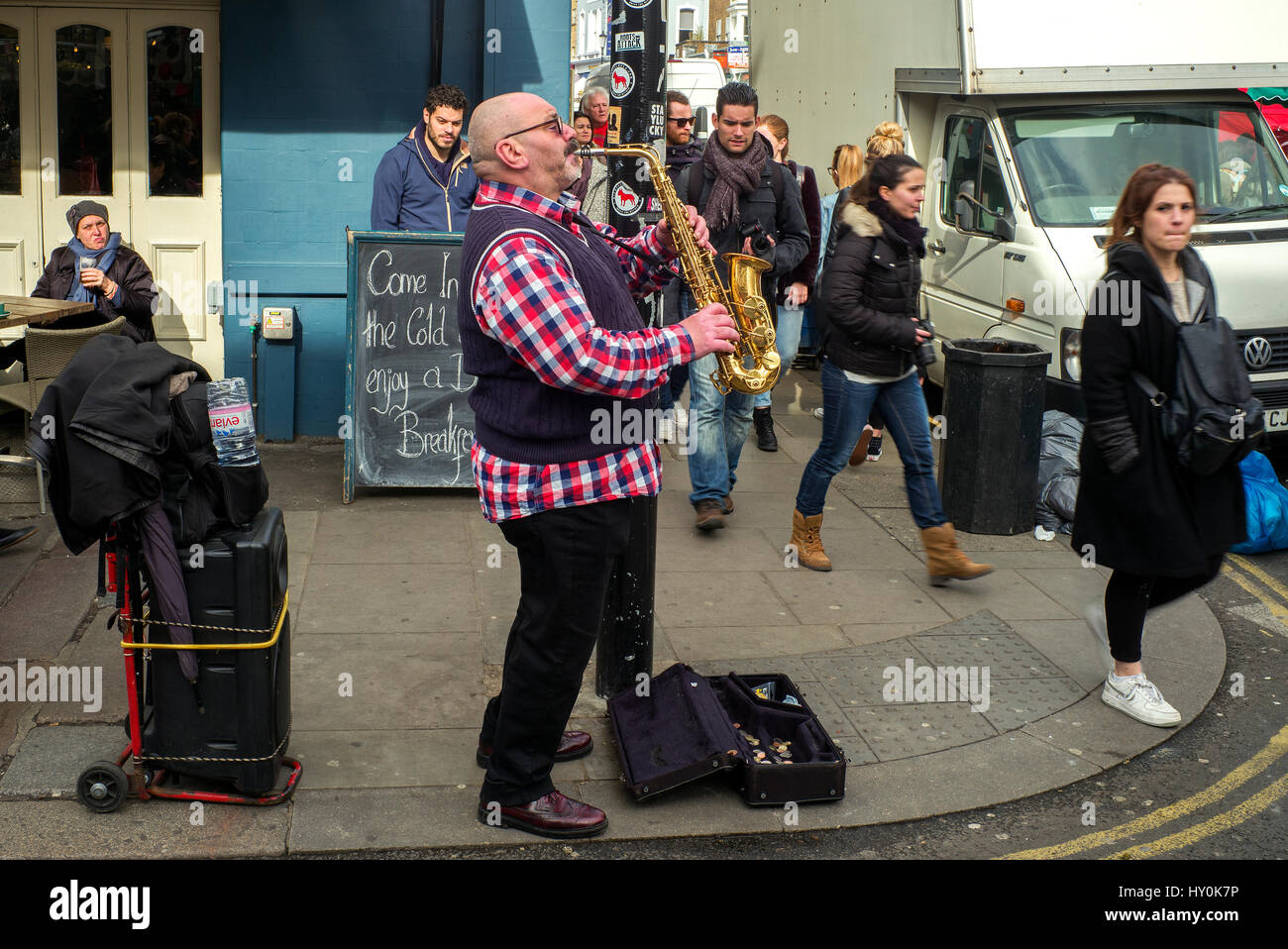 männliche Saxophon Busker, Straße Straßenmusiker London, Saxophonist Saxophon auf Straßenecke Stockfoto