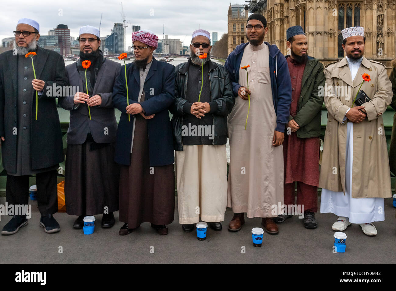 Eine Woche nach London Terror-Anschlag, Mitglieder der muslimischen Gemeinde Londons auf Westminster Bridge zum Gedenken an die Opfer, London, England sammeln Stockfoto