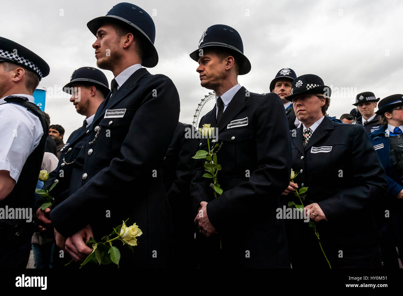 Eine Woche nach der London Terroranschlag die Metropolitan Police Force zollen, die Opfer, Westminster Bridge, London, England Stockfoto