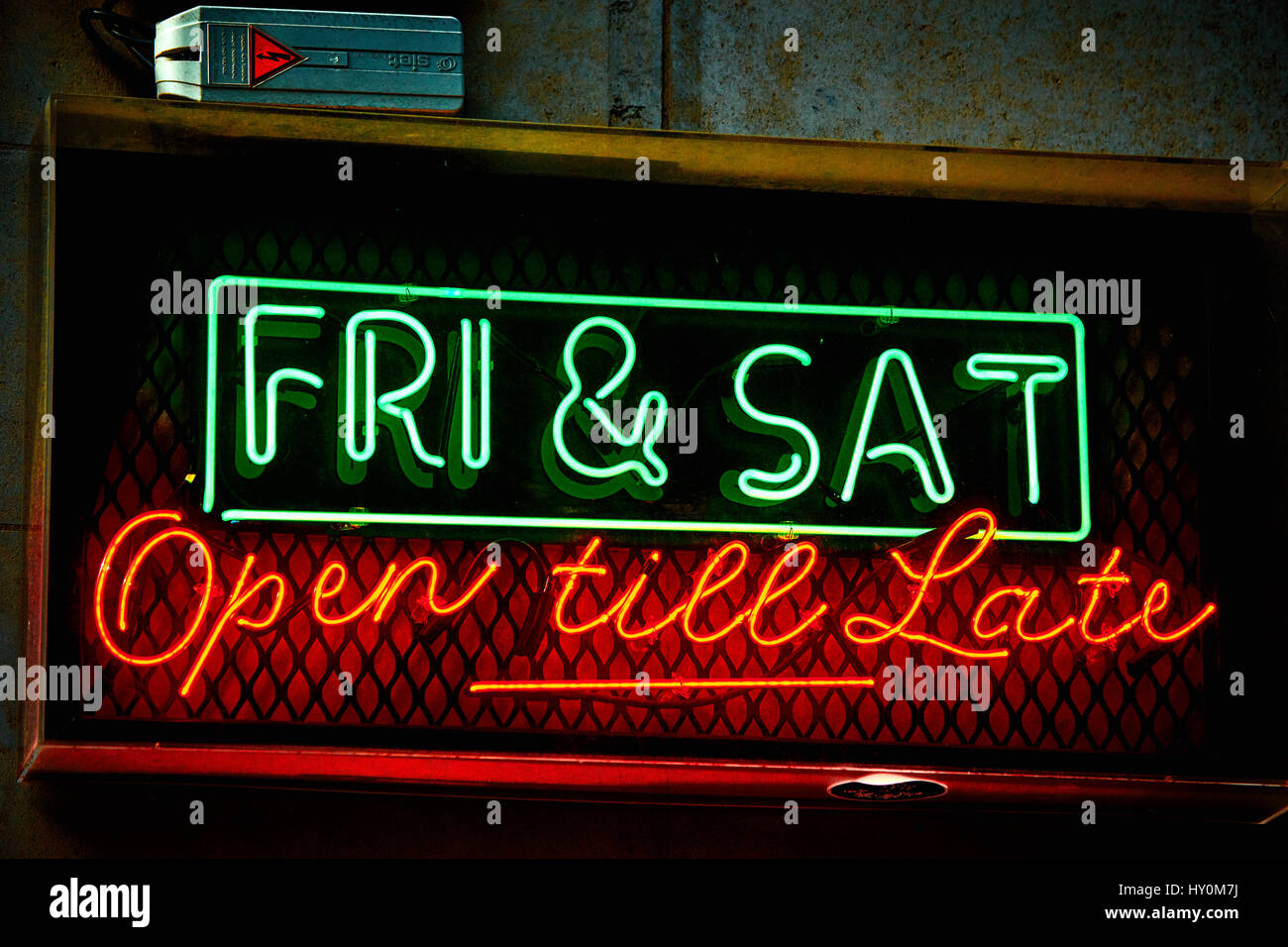 Neon Werbung Ende Eröffnung am Freitag und Samstag in London unterzeichnen Stockfoto