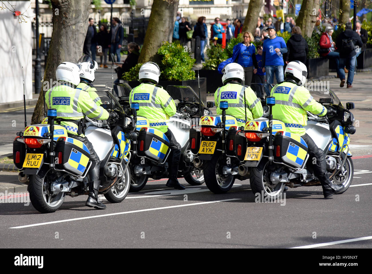 Motorradfahrer der Metropolitan Police in Piccadilly, London, Großbritannien Stockfoto