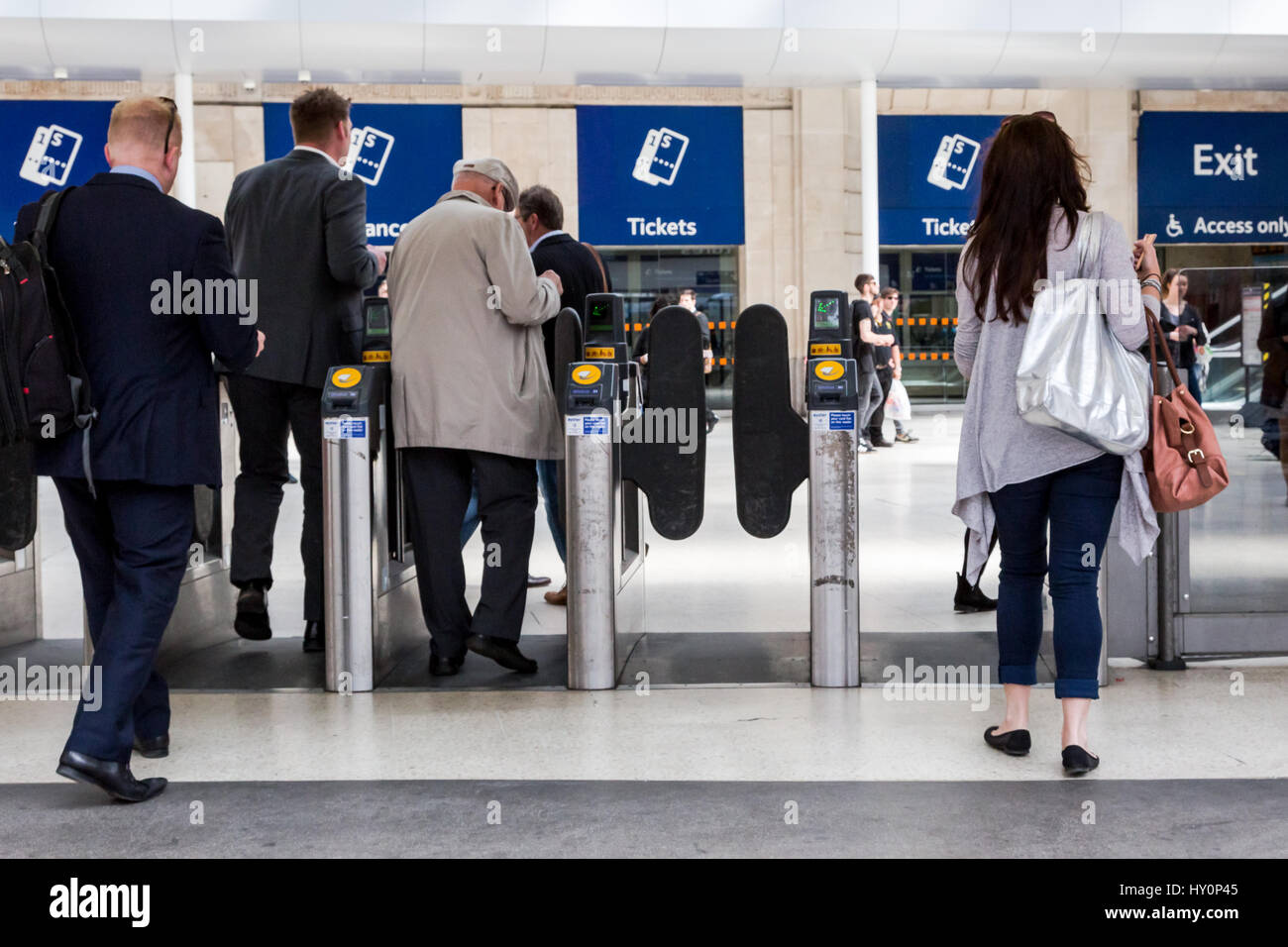 Zugreisende gehen durch automatische Schranken am Bahnhof Waterloo in London. Metapher, Austritt - Engländer EU verlassen Stockfoto