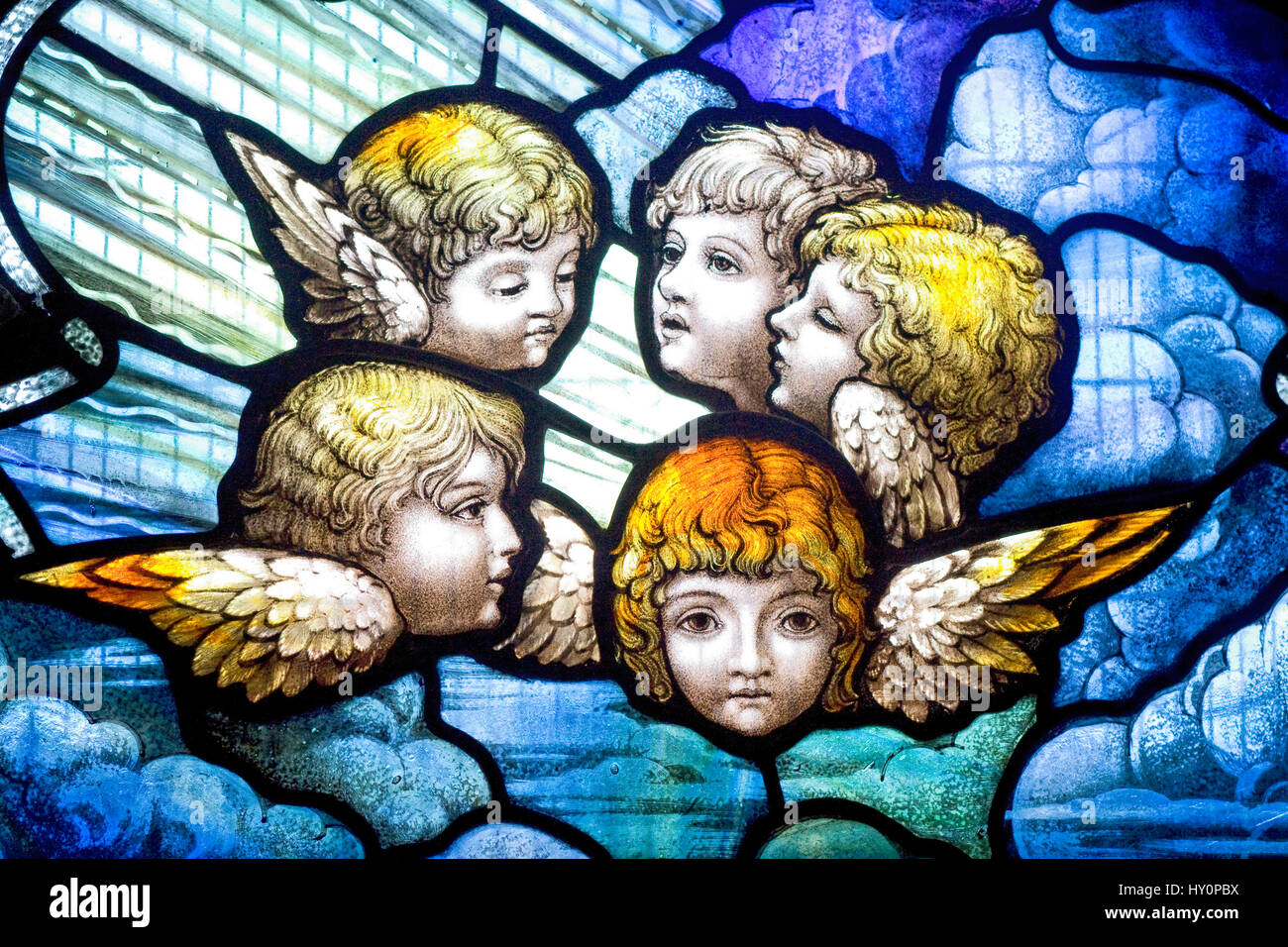 Kinder mit Flügel-Glasmalerei-Fenster Stockfoto